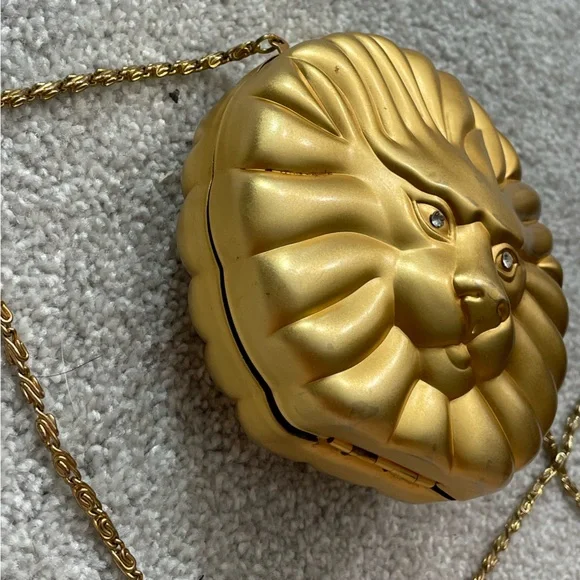 🚚 MOVING SALE Vintage brushed gold Lion's Head hard case minaudière crossbody - Picture 9 of 15